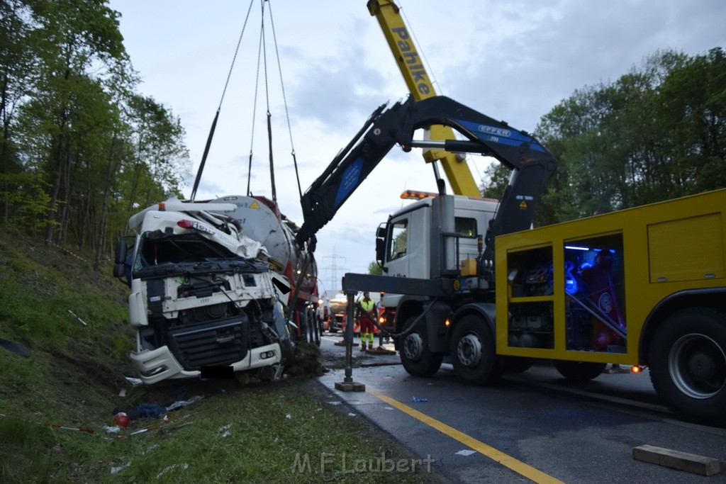 VU Gefahrgut LKW umgestuerzt A 4 Rich Koeln Hoehe AS Gummersbach P526.JPG - Miklos Laubert